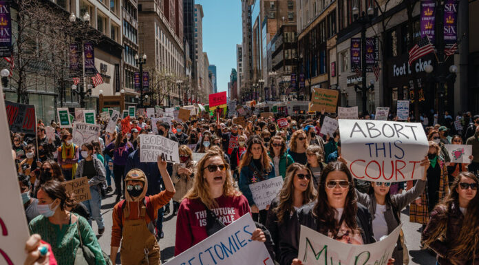 Thousands Rally in Support of Planned Parenthood Against Anti-Abortion Protests