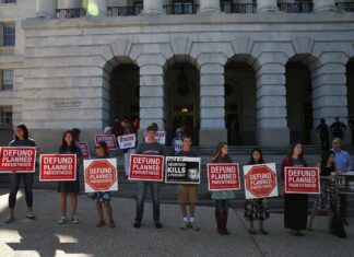 Texas Officials Raid Planned Parenthood Offices Statewide