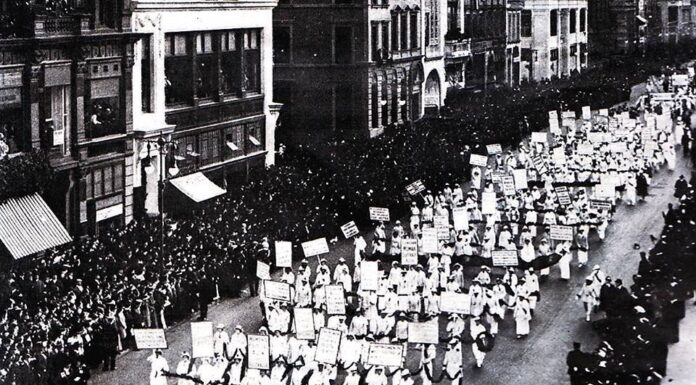 1915: 250000 Suffragists March Down Fifth Avenue in NYC