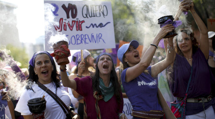 Chapa feminista «A ella le gusta la gasolina»: Llevando el ritmo a la protesta