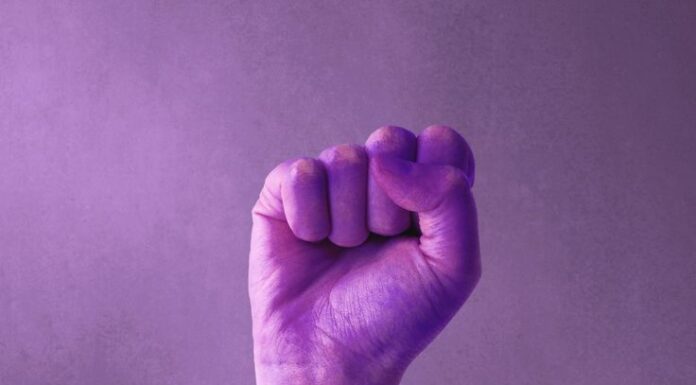 ¿Por qué el morado representa el feminismo? La fuerza detrás del color