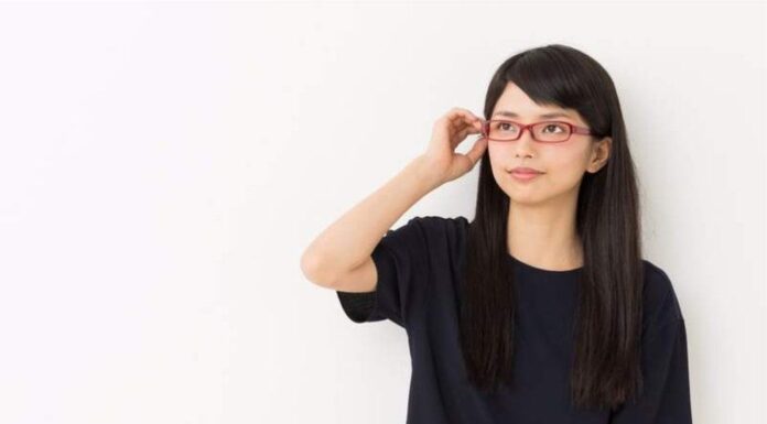 Japanese Companies Face Backlash for Banning Women from Wearing Glasses