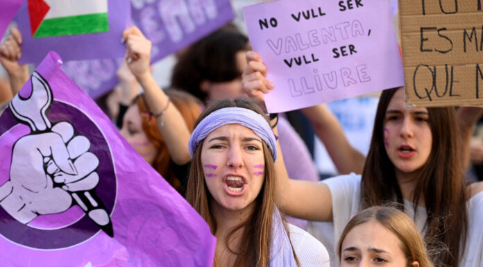 Pourquoi le violet est-il la couleur du féminisme ? Les clés pour comprendre