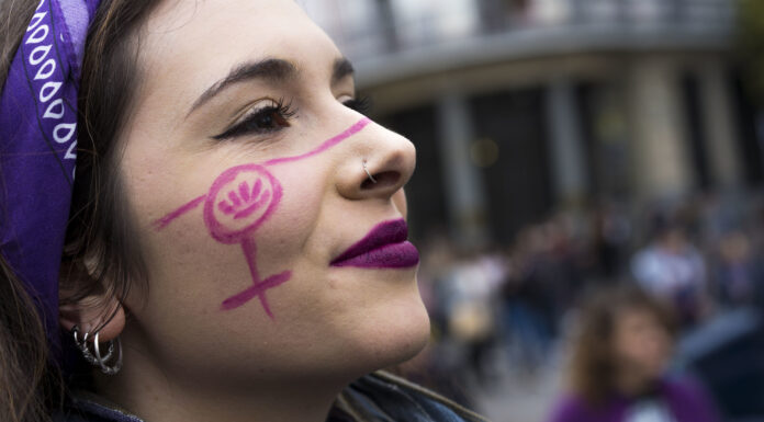 ¿Por qué el morado representa al feminismo? Historia y significado