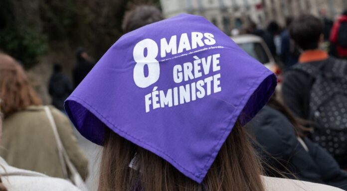 Pourquoi tant de féministes arborent-elles des cheveux bleus ? Style et revendication