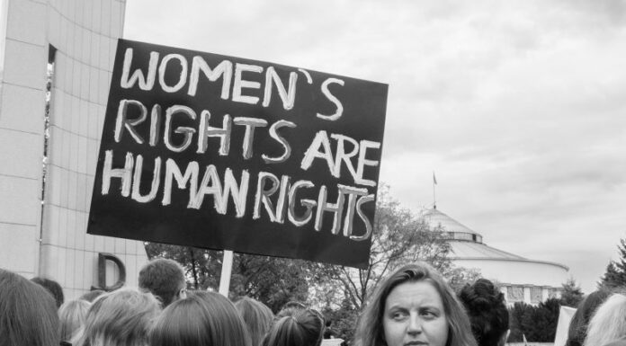 Entmenschlichung und Feminismus: Wo verläuft die feine Linie?