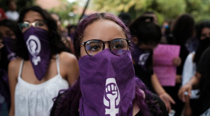 ¿Por qué las feministas usan el color morado? Un emblema de lucha