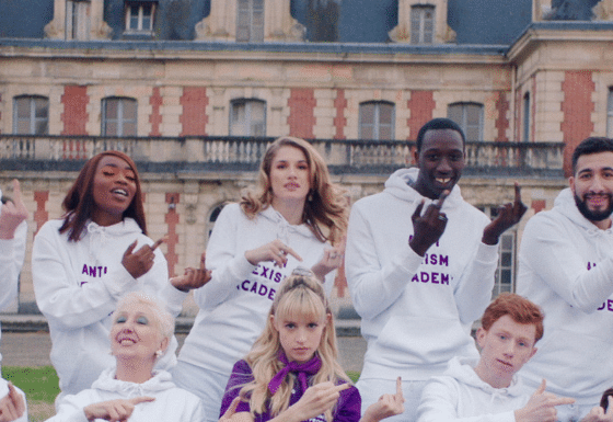 Elle reprend “Balance ton quoi” : analysons ce clip féministe revisité