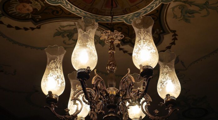 Quand les lumières tamisées révèlent ta féminité : entre intimité et expression