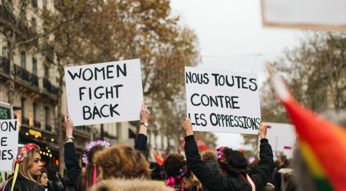 Je suis féministe : comment porter haut le T‑shirt militant