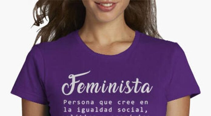 Camiseta feminista «A ella le gusta la gasolina»: Moda con mensaje
