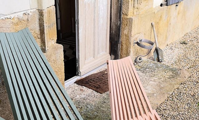 Chaise au féminin : décryptage d’un anglicisme trompeur