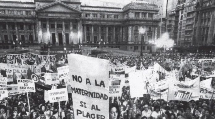 Controversia: ¿La bandera argentina arruinada por feministas? Análisis crítico