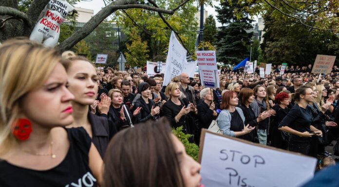 En marche vers un nouveau féminisme politique : défis et stratégies à adopter