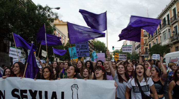 ¿Por qué el lila es el color del feminismo? De la protesta al ícono