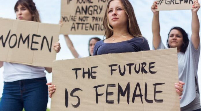 Pourquoi le mot “féministe” effraie-t-il ? Peurs et clichés décryptés