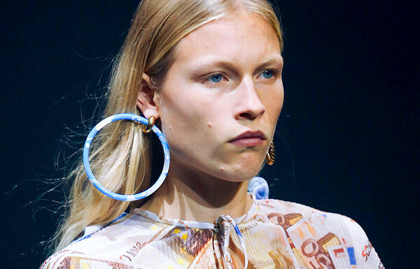 Pourquoi le féminisme est-il à la mode ? Tendances et influences