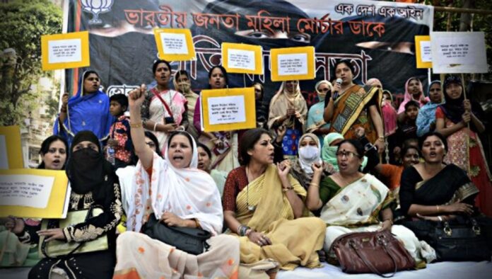 in-india-muslim-women-hold-poster-to-protest-triple-talaq-divorce-practice
