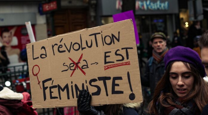 Pourquoi les féministes sont-elles traitées de “connes” ? Mots d’injure et sexisme