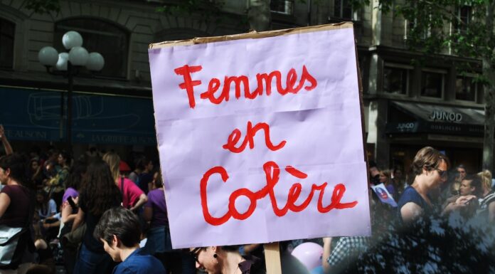 Pourquoi le forum 12-25 conspue-t-il le féminisme ? Enquête sur un rejet collectif