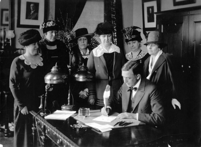 signing-the-19th-amendment