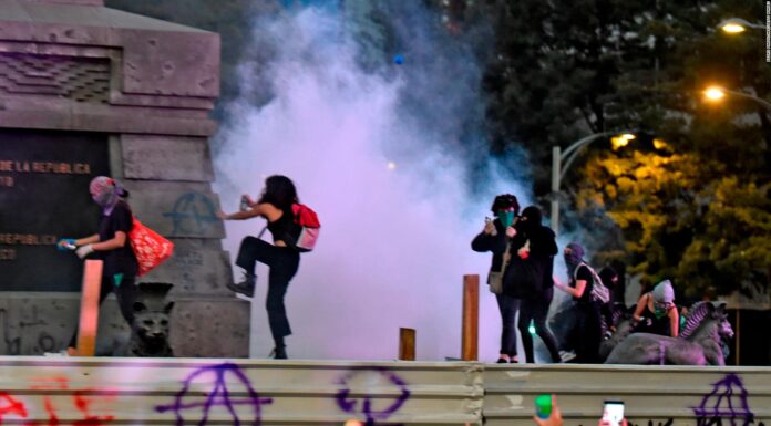 ¿Por qué algunas feministas destruyen monumentos? Protesta o vandalismo