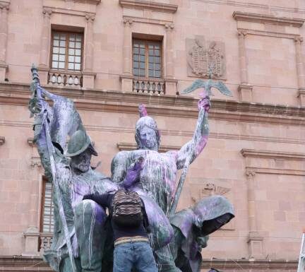 ¿Por qué las feministas rayan monumentos? Protesta o vandalismo