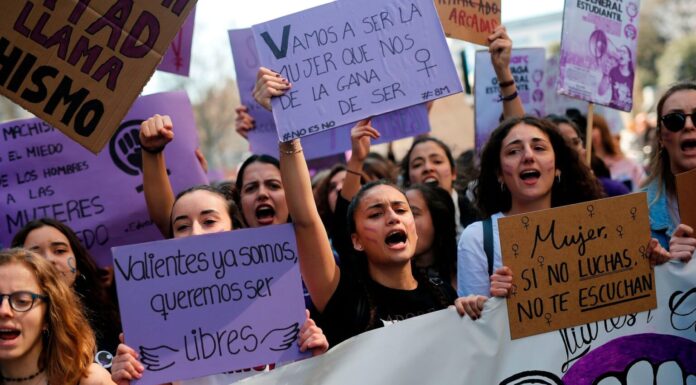 ¿Por qué se llaman olas feministas? El movimiento que nunca se detiene