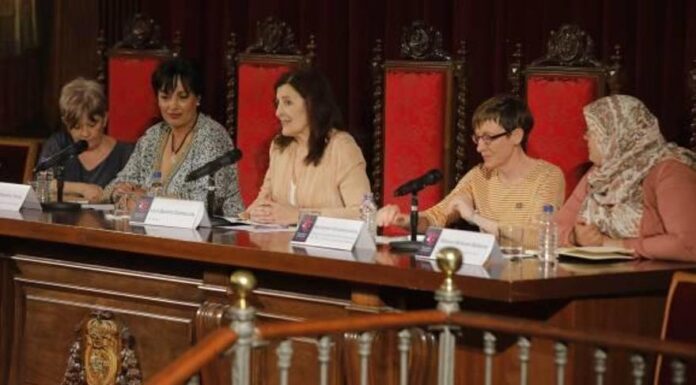 ¿Puede el feminismo convivir con las religiones? Debate abierto