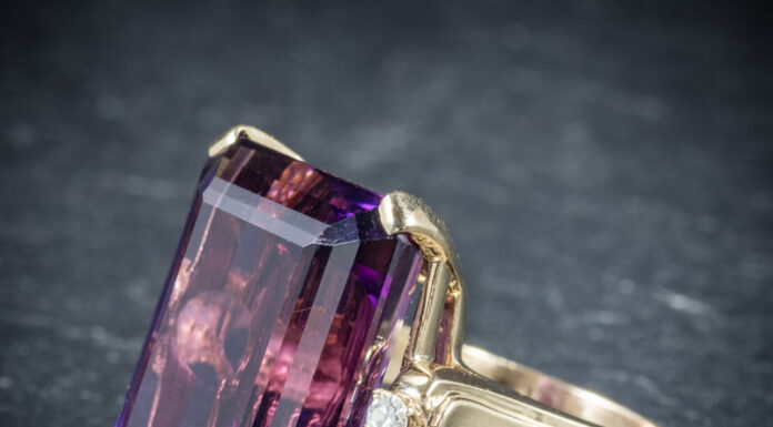 Antique Gold Ring for Women: Vintage Charm That Shines