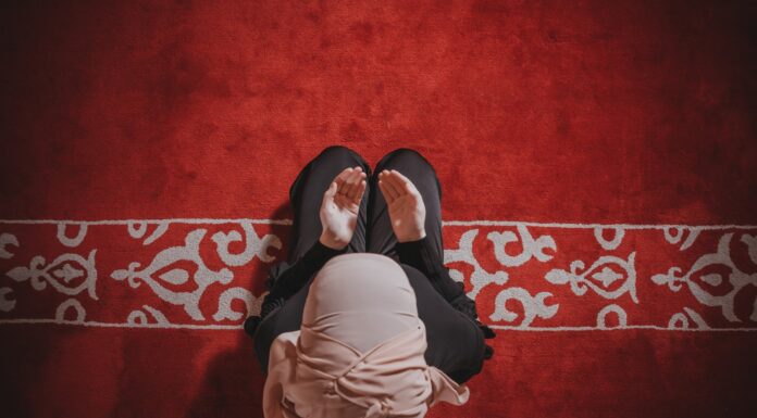 Can a Menstruating Woman Enter a Mosque? Perspectives Across Cultures