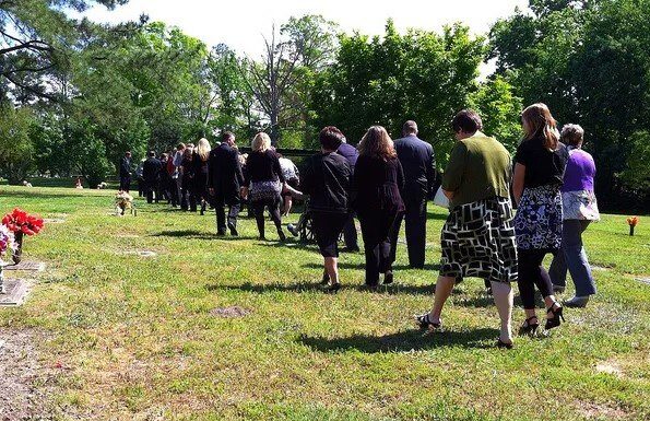 Can a Woman Wear Pants to a Jewish Funeral? What You Should Know