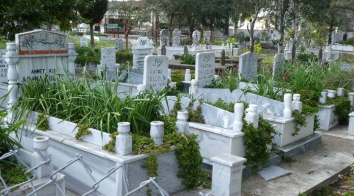 Can Women Go to Graveyards in Islam? Religious Rules and Traditions Explained