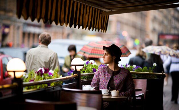 Can a Woman Wear a Hat at the Dinner Table? Politeness or Personal Style?