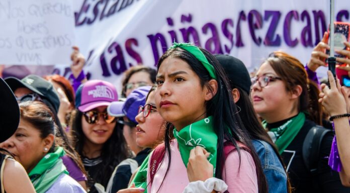 ¿Con qué color se identifica el feminismo? Historia y simbolismo