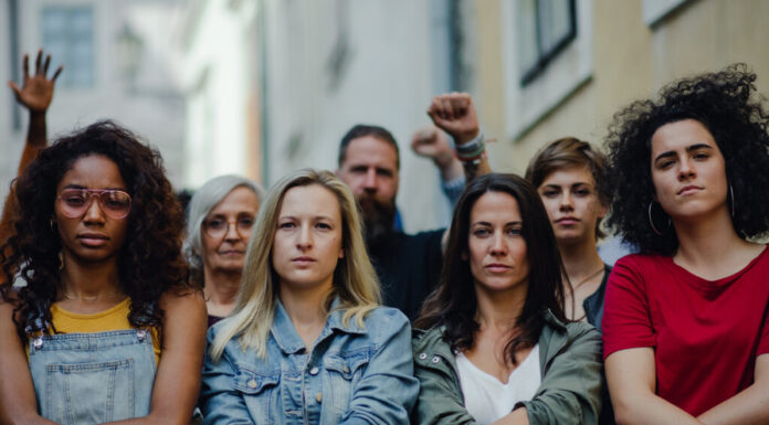 ¿Qué es el feminismo woke? Críticas y evolución cultural